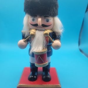 Signature Vintage NWT Wooden Nutcracker